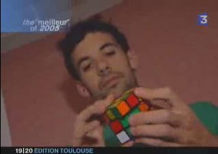 jean PONS en train de rsoudre un Rubik's Cube