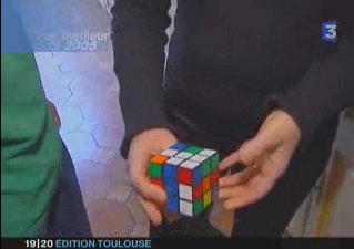 gros plan sur les mains de la maman de Jean qui tient un Rubik's Cube