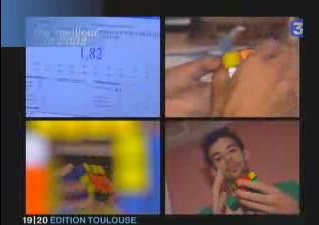 jean PONS, champion du monde de Rubik's Cube 2005, manipulant un Rubik's Cube.